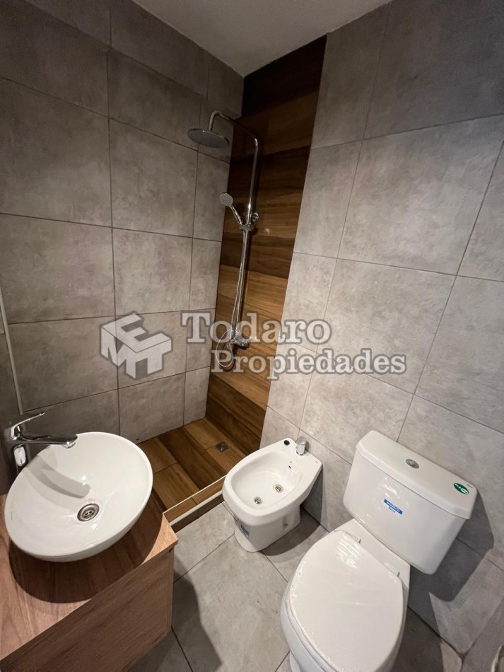 Departamento con patio reciclado plaza Colon 