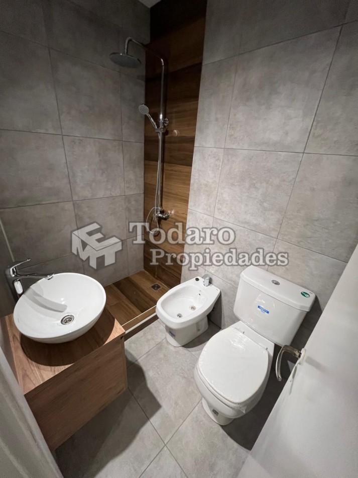 Departamento con patio reciclado plaza Colon 