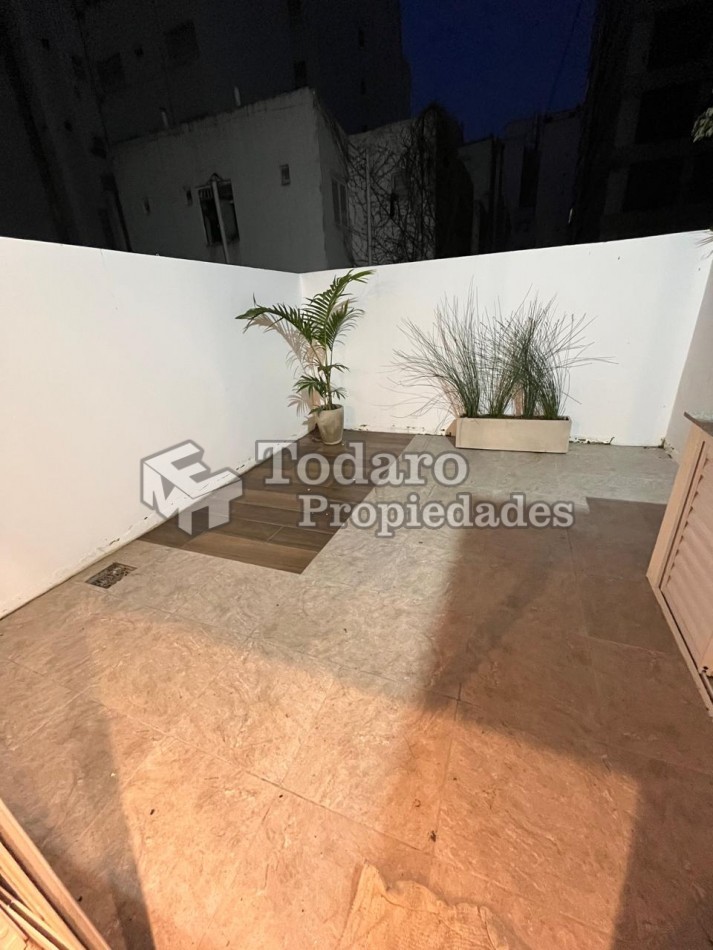 Departamento con patio reciclado plaza Colon 