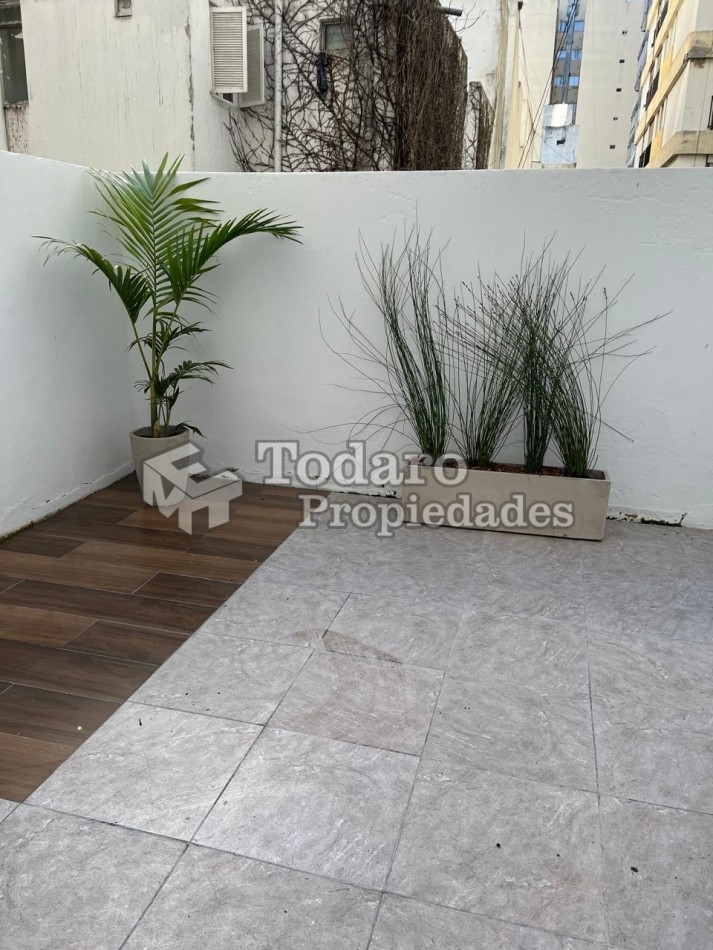 Departamento con patio reciclado plaza Colon 