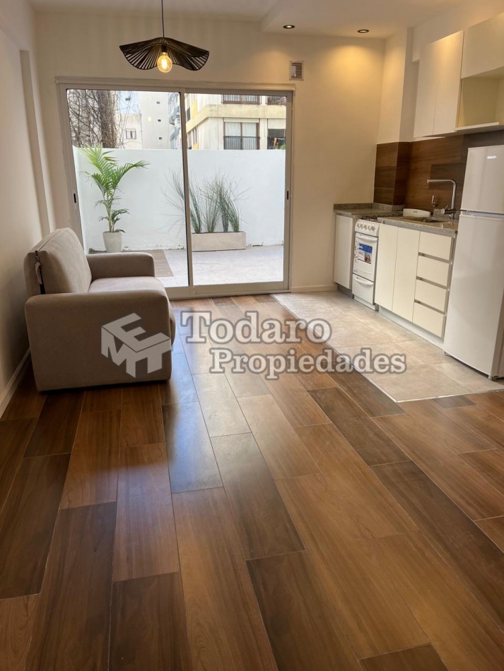 Departamento con patio reciclado plaza Colon 