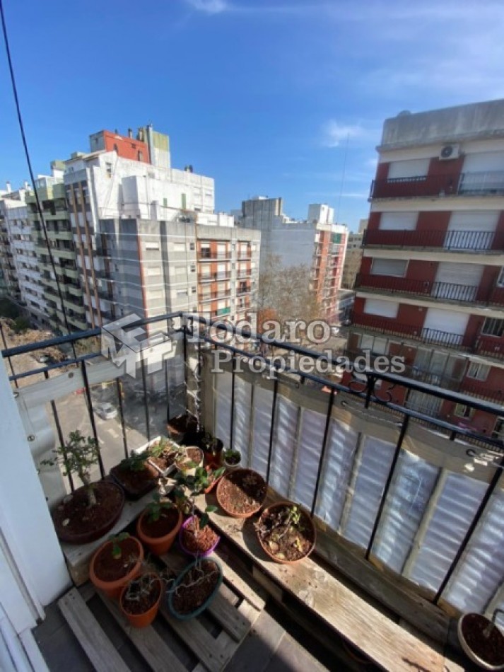Semipiso 3 ambientes a la calle con balcon corrido.