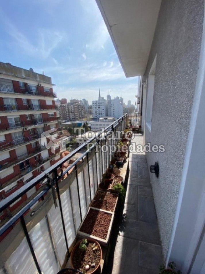 Semipiso 3 ambientes a la calle con balcon corrido.