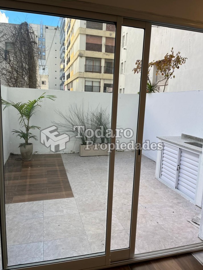 Departamento con patio reciclado plaza Colon 