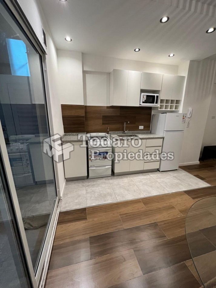 Departamento con patio reciclado plaza Colon 