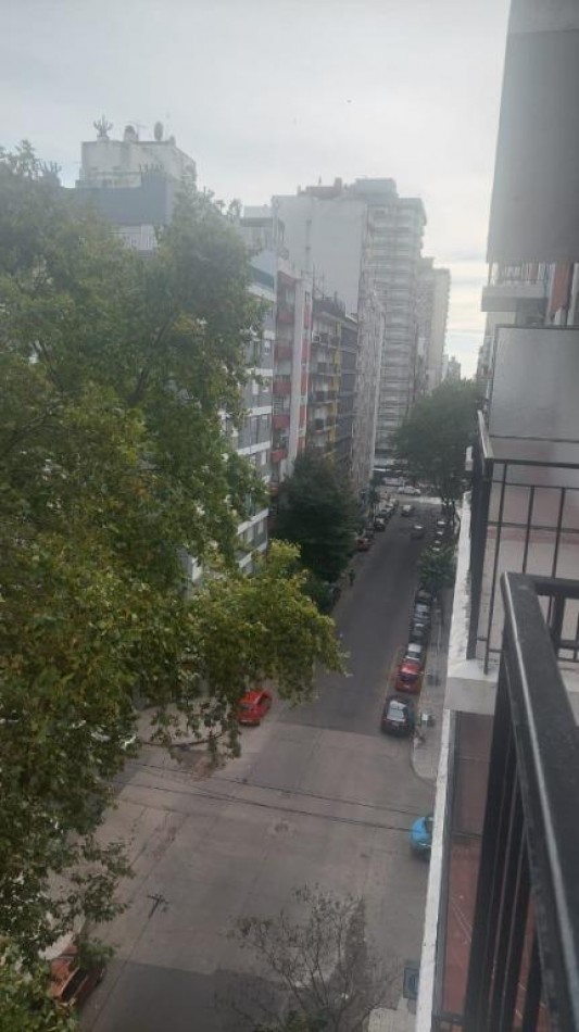 Departamento de 3 ambientes a la calle a dos cuadras de plaza Colon