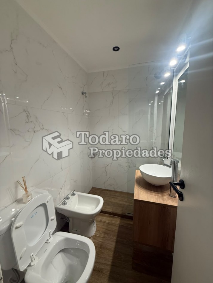 Venta departamento tres ambientes, zona centro. Reciclado y amoblado
