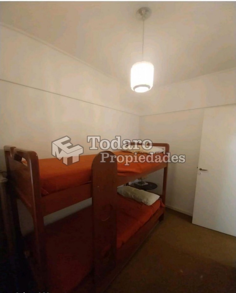 Departamento de 3 ambientes a la calle con balcon saliente zona Plaza Colon