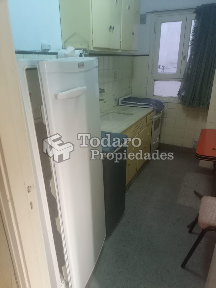 Departamento de dos ambientes en excelente estado original Plaza Colon