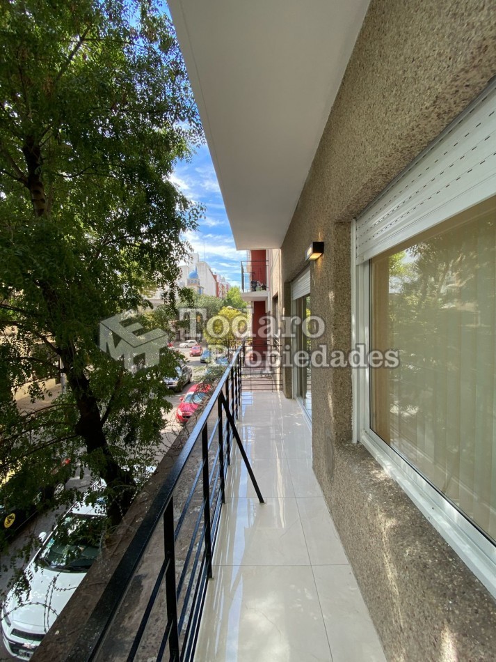 3 ambientes a la calle con balcon corrido Totalmente reciclado a nuevo.