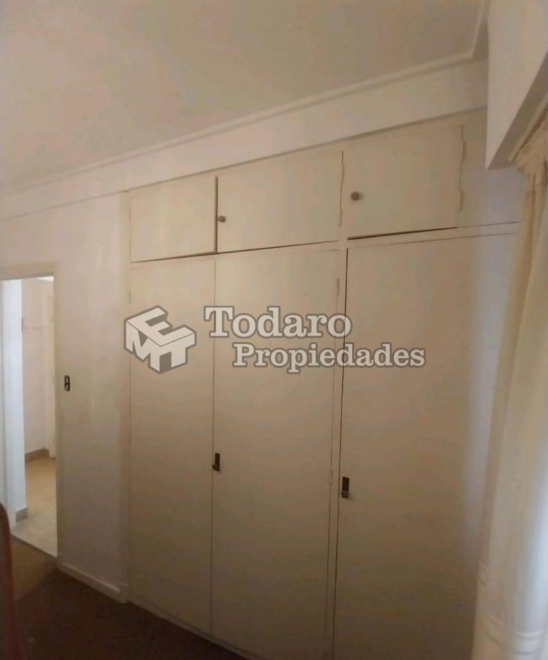 Departamento de 3 ambientes a la calle con balcon saliente zona Plaza Colon