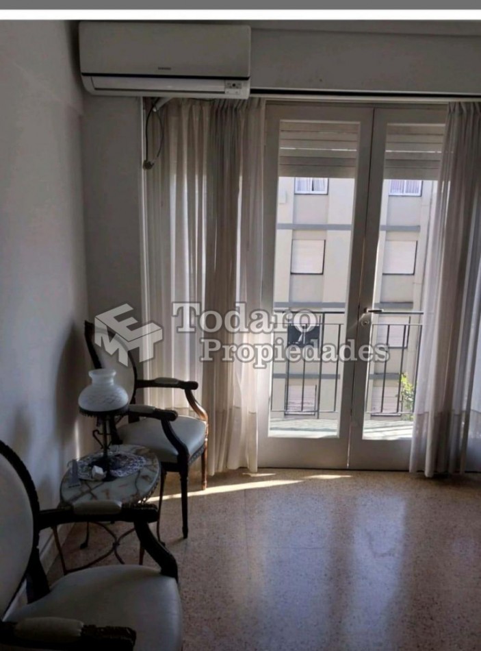 Departamento de 3 ambientes a la calle con balcon saliente zona Plaza Colon