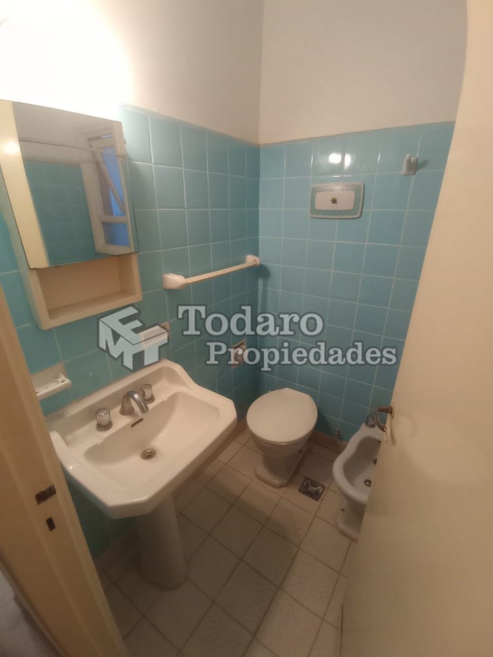 Departamento de dos ambientes en excelente estado original Plaza Colon