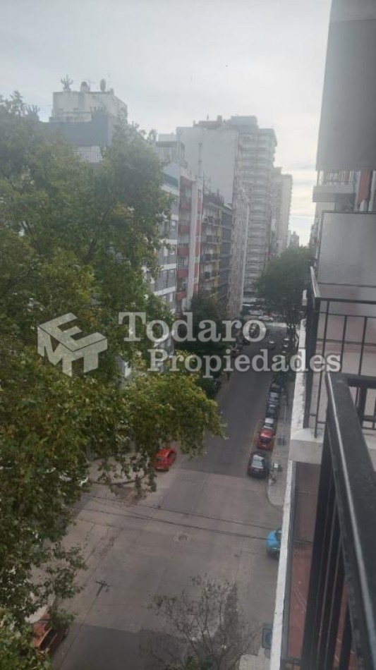 Departamento de 3 ambientes a la calle con balcon saliente zona Plaza Colon