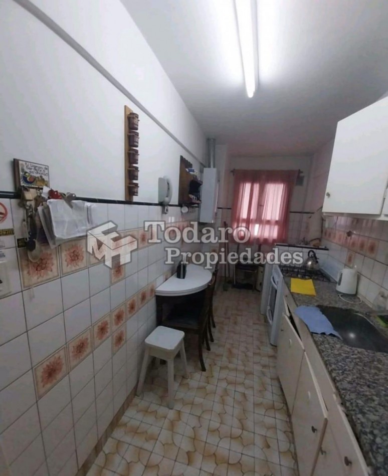 Departamento de 3 ambientes a la calle con balcon saliente zona Plaza Colon