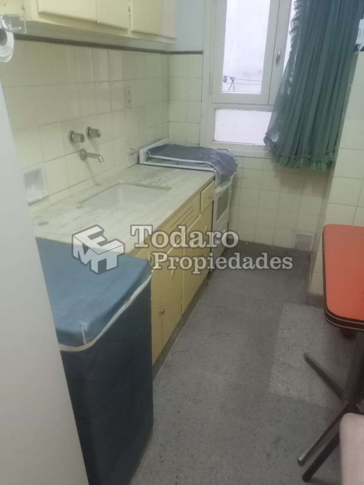 Departamento de dos ambientes en excelente estado original Plaza Colon