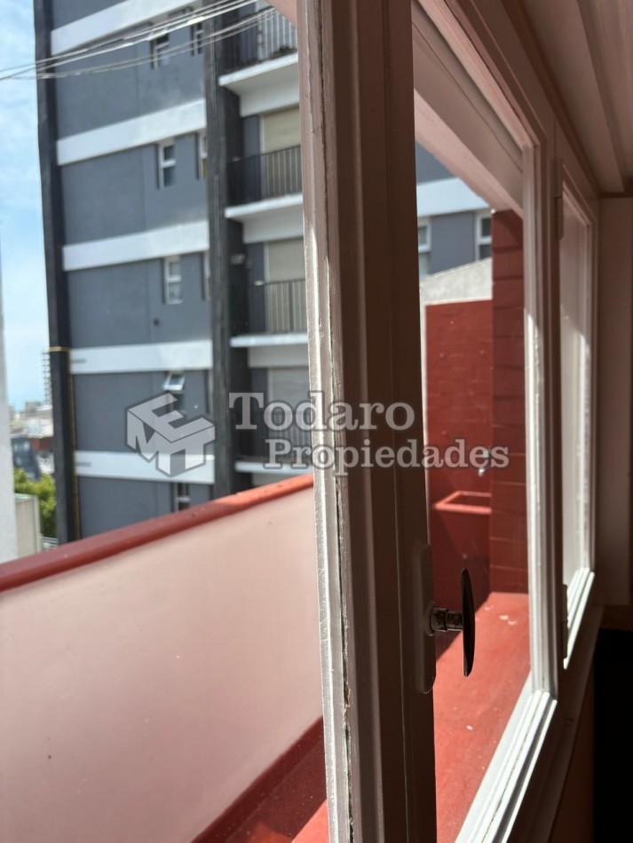 2 ambientes al frente con balcon ,con vista plena a la Plaza San Martin.