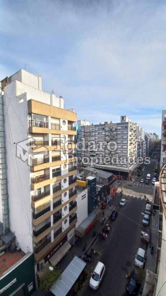  2 Ambientes a la calle con balcon saliente, reciclado,amoblado