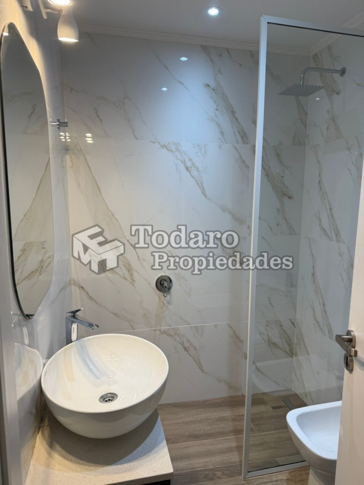 Departamento 3 ambientes reciclado con balcon a la calle