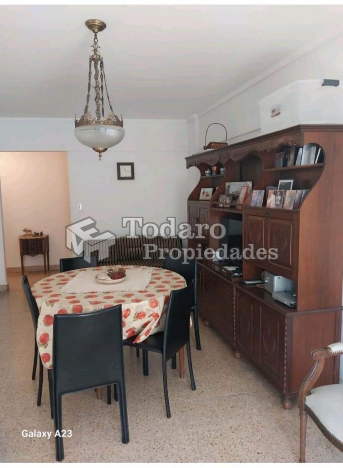 Departamento de 3 ambientes a la calle con balcon saliente zona Plaza Colon