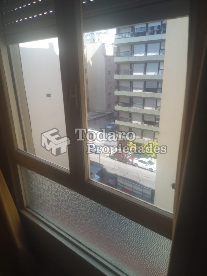 Departamento de dos ambientes en excelente estado original Plaza Colon