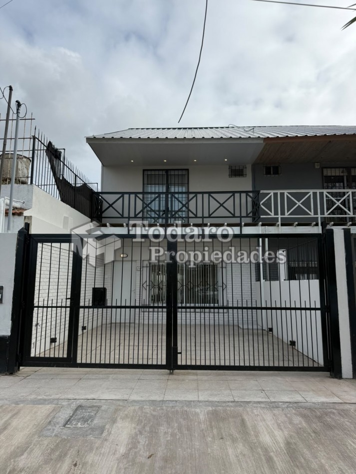 Duplex de dos plantas de 4 ambientes c/cochera