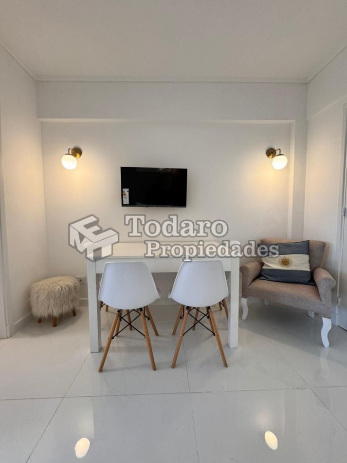 Ambiente reciclado a estrenar , amoblado y decorado .Lateral abierto