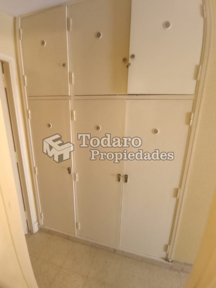 Departamento de dos ambientes en excelente estado original Plaza Colon