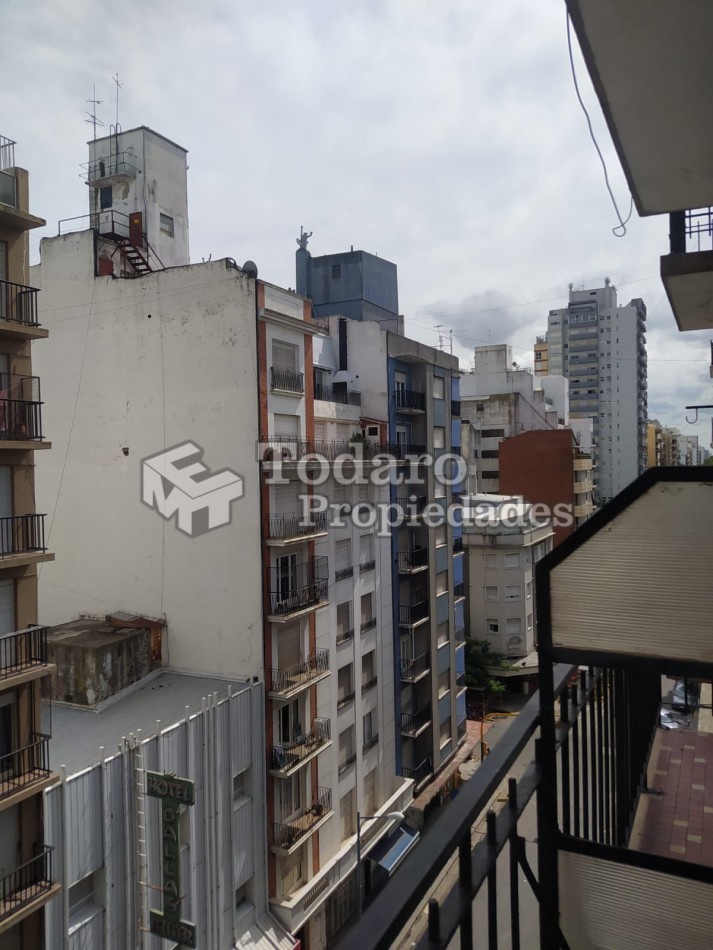 Ambiente a la calle con balcon saliente a dos cuadras del mar centro