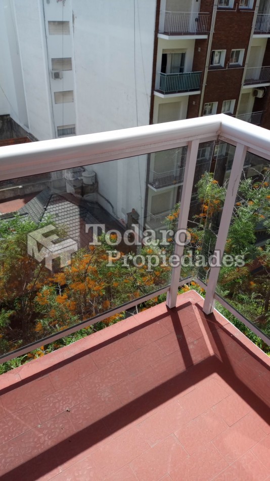 Departamento en Venta Dos Ambientes Amplio a La Calle con Balcon Saliente