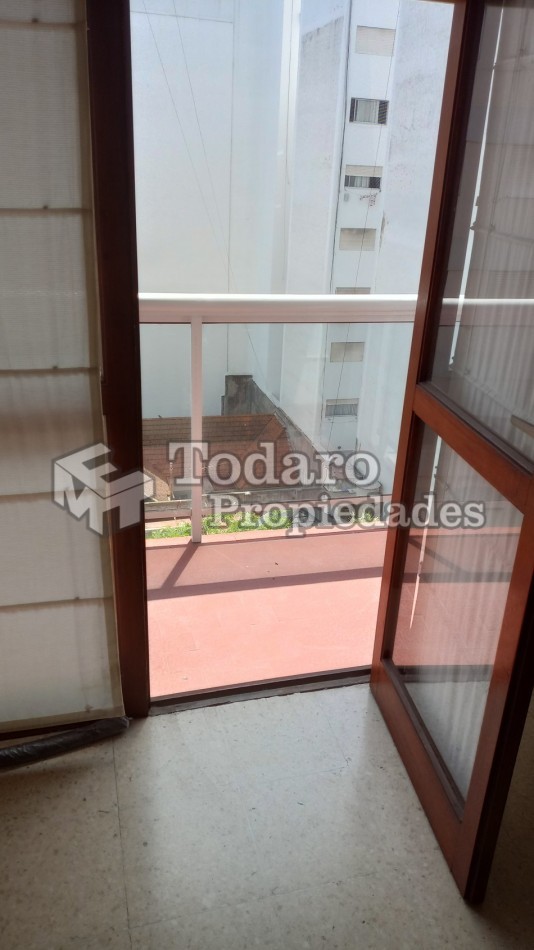 Departamento en Venta Dos Ambientes Amplio a La Calle con Balcon Saliente