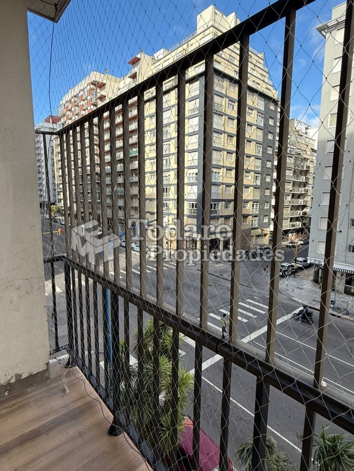 Departamento 3 ambientes reciclado con balcon a la calle