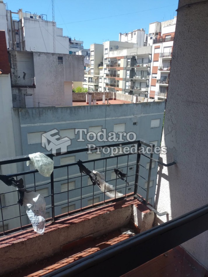 Dos ambientes a la calle con balcon saliente