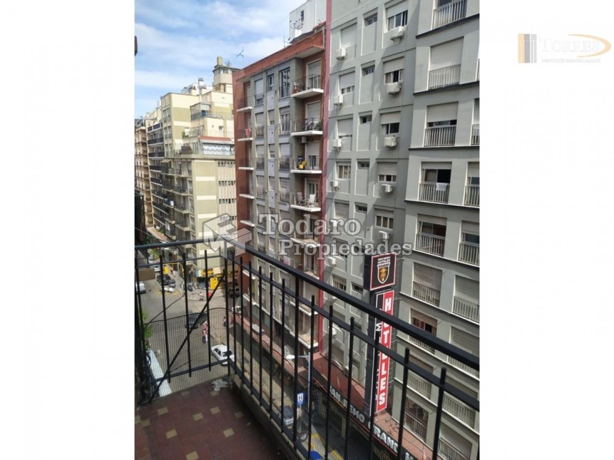 Ambiente a la calle con balcon saliente a dos cuadras del mar centro