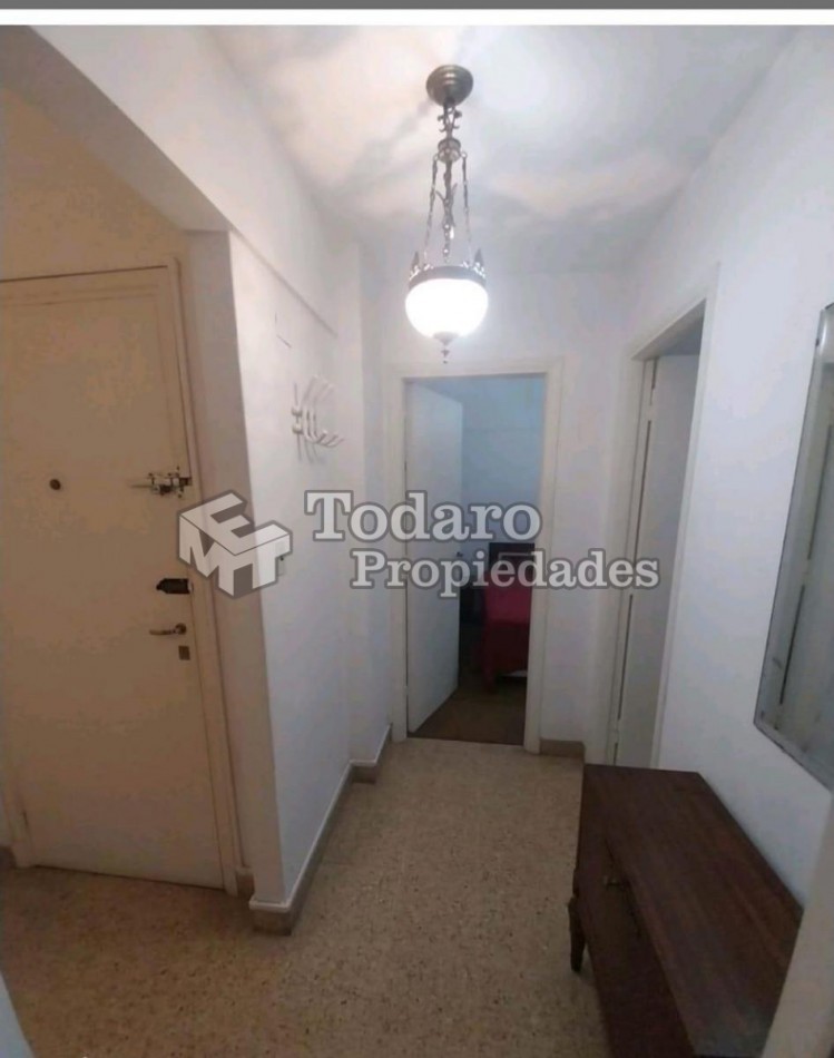 Departamento de 3 ambientes a la calle con balcon saliente zona Plaza Colon