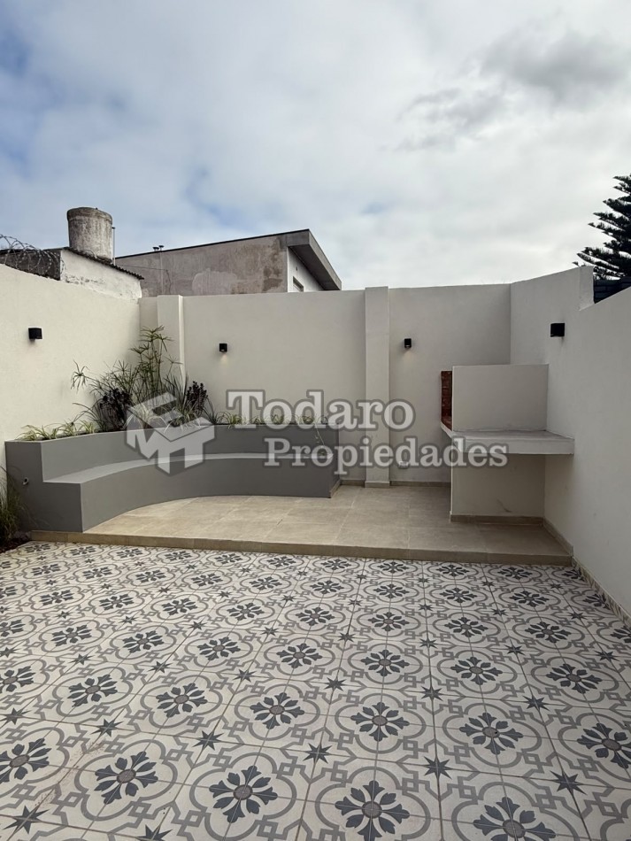 Duplex de dos plantas de 4 ambientes c/cochera