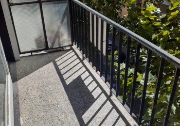 3 ambientes con dependencias a la calle con balcón saliente 