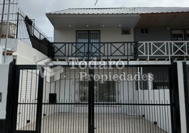 Duplex de dos plantas de 4 ambientes c/cochera