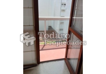 Departamento en Venta Dos Ambientes Amplio a La Calle con Balcon Saliente