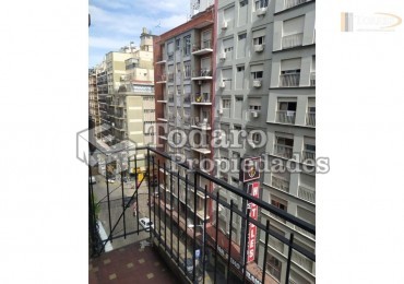 Ambiente a la calle con balcon saliente a dos cuadras del mar centro